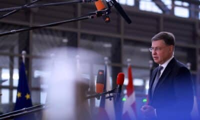 El vicepresidente ejecutivo de la Comisión Europea y responsable de Comercio, Valdis Dombrovskis, se dirige a los periodistas al inicio de la reunión de ministros de Comercio de la UE este jueves en Bruselas. EFE/EPA/OLIVIER HOSLET