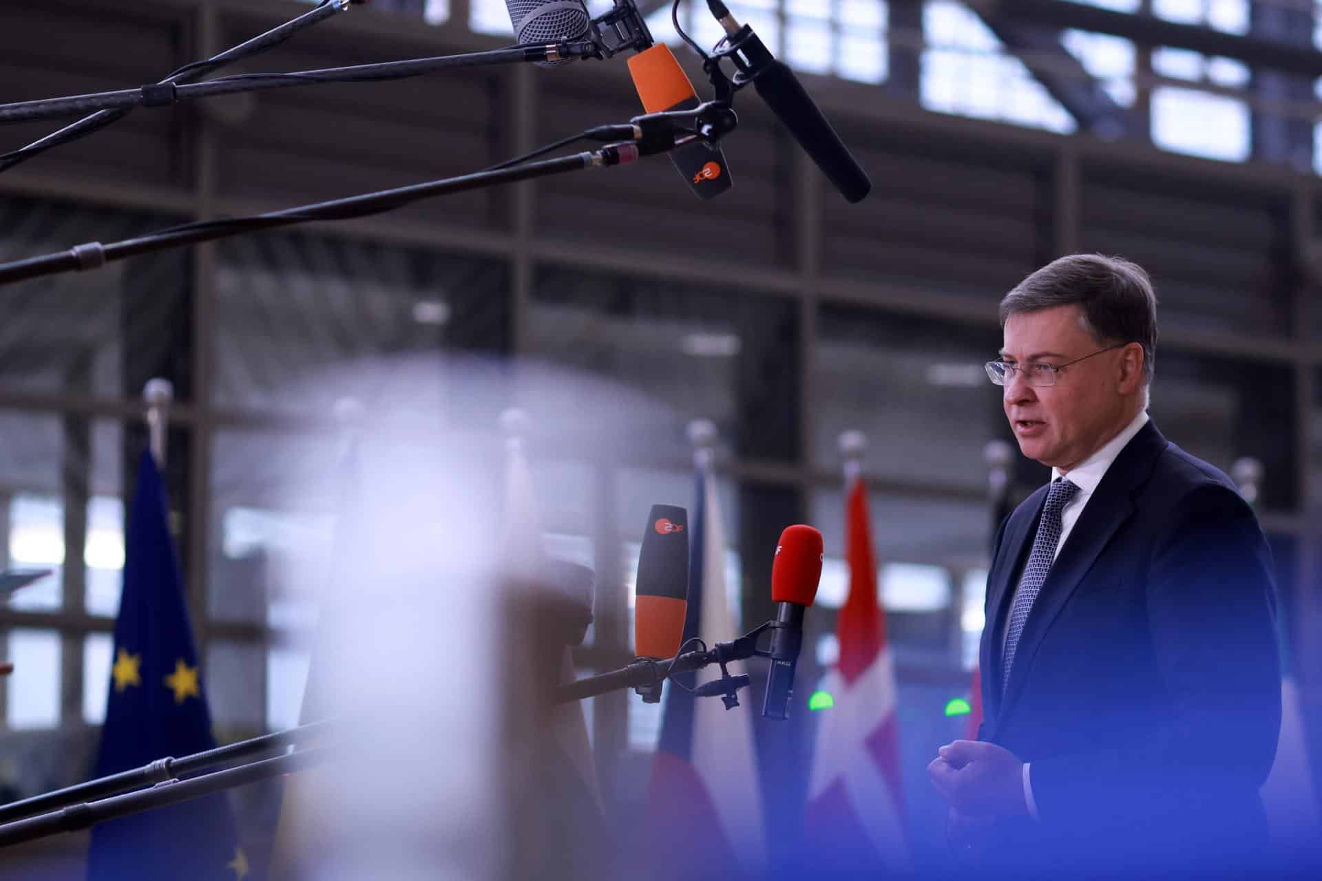 El vicepresidente ejecutivo de la Comisión Europea y responsable de Comercio, Valdis Dombrovskis, se dirige a los periodistas al inicio de la reunión de ministros de Comercio de la UE este jueves en Bruselas. EFE/EPA/OLIVIER HOSLET