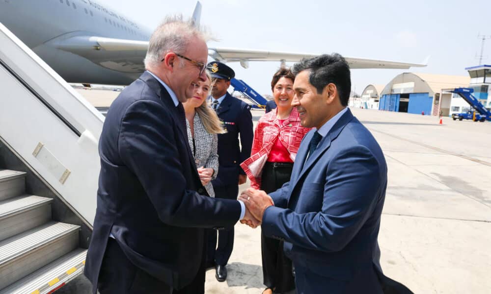 AME6908. LIMA (PERÚ), 13/11/2024.- Fotografía cedida por el Ministerio de Desarrollo e Inclusión Social de Perú, del primer ministro de Australia, Anthony Albanese (i) recibido por el ministro de Desarrollo e Inclusión Social Julio Demartini (d), en la Base Aérea del Callao para participar en la cumbre APEC este miércoles, en Lima (Perú). EFE/ Ministerio de Desarrollo e Inclusión Social /SOLO USO EDITORIAL/SOLO DISPONIBLE PARA ILUSTRAR LA NOTICIA QUE ACOMPAÑA (CRÉDITO OBLIGATORIO)