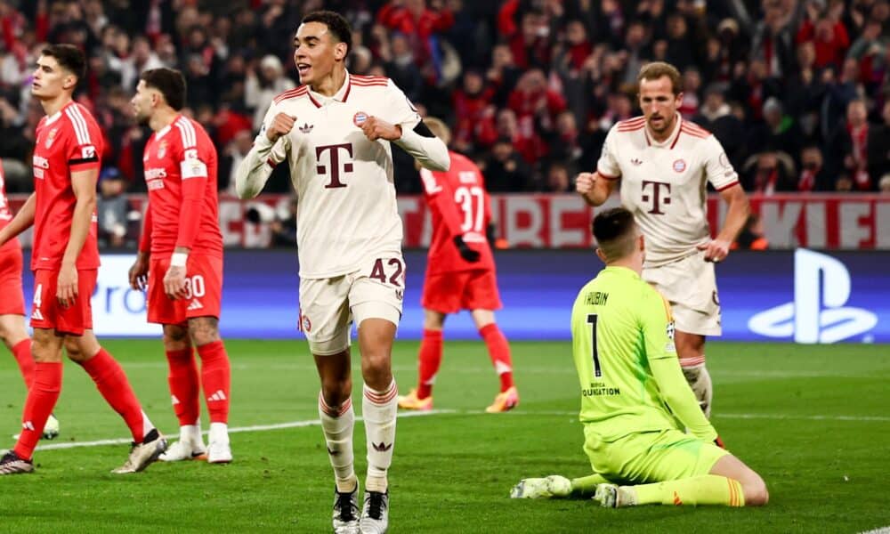 El jugador del Bayern Jamal Musiala (3-I) celebra el 1-0 durante el partido de la UEFA Champions League que han jugado FC Bayern Munich y S.L. Benfica, yn Múnich, Alemania. EFE/EPA/ANNA SZILAGYI