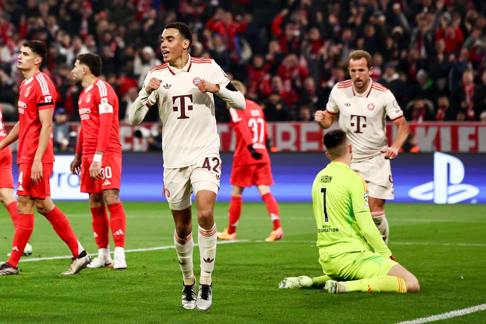 El jugador del Bayern Jamal Musiala (3-I) celebra el 1-0 durante el partido de la UEFA Champions League que han jugado FC Bayern Munich y S.L. Benfica, yn Múnich, Alemania. EFE/EPA/ANNA SZILAGYI