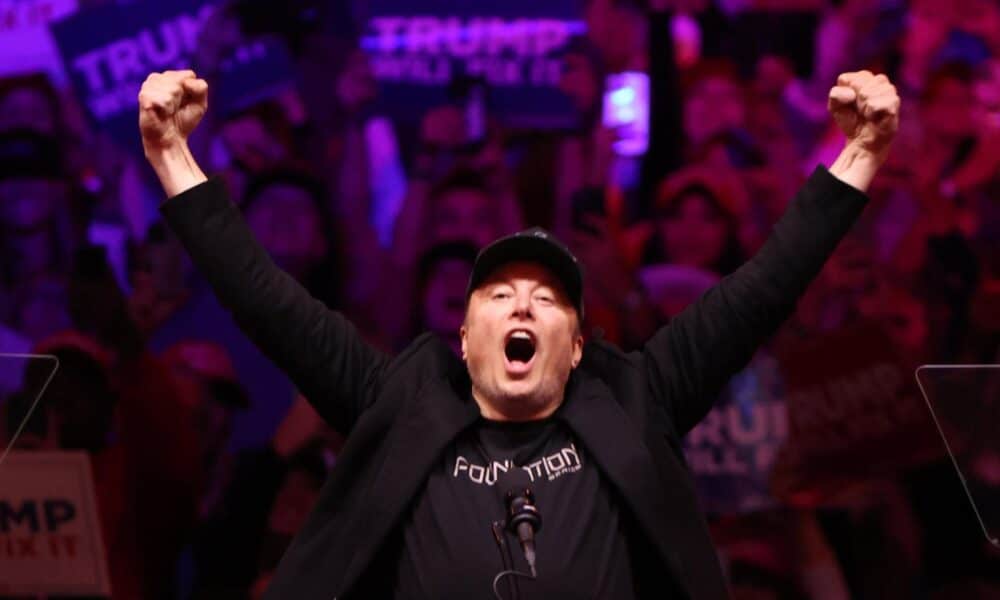 Fotografía de archivo en donde el empresario Elon Musk gesticula ante la audiencia durante un mitin celebrado en apoyo al candidato presidencial republicano, el expresidente Donald Trump, en el Madison Square Garden de Nueva York. EFE/SARAH YENESEL