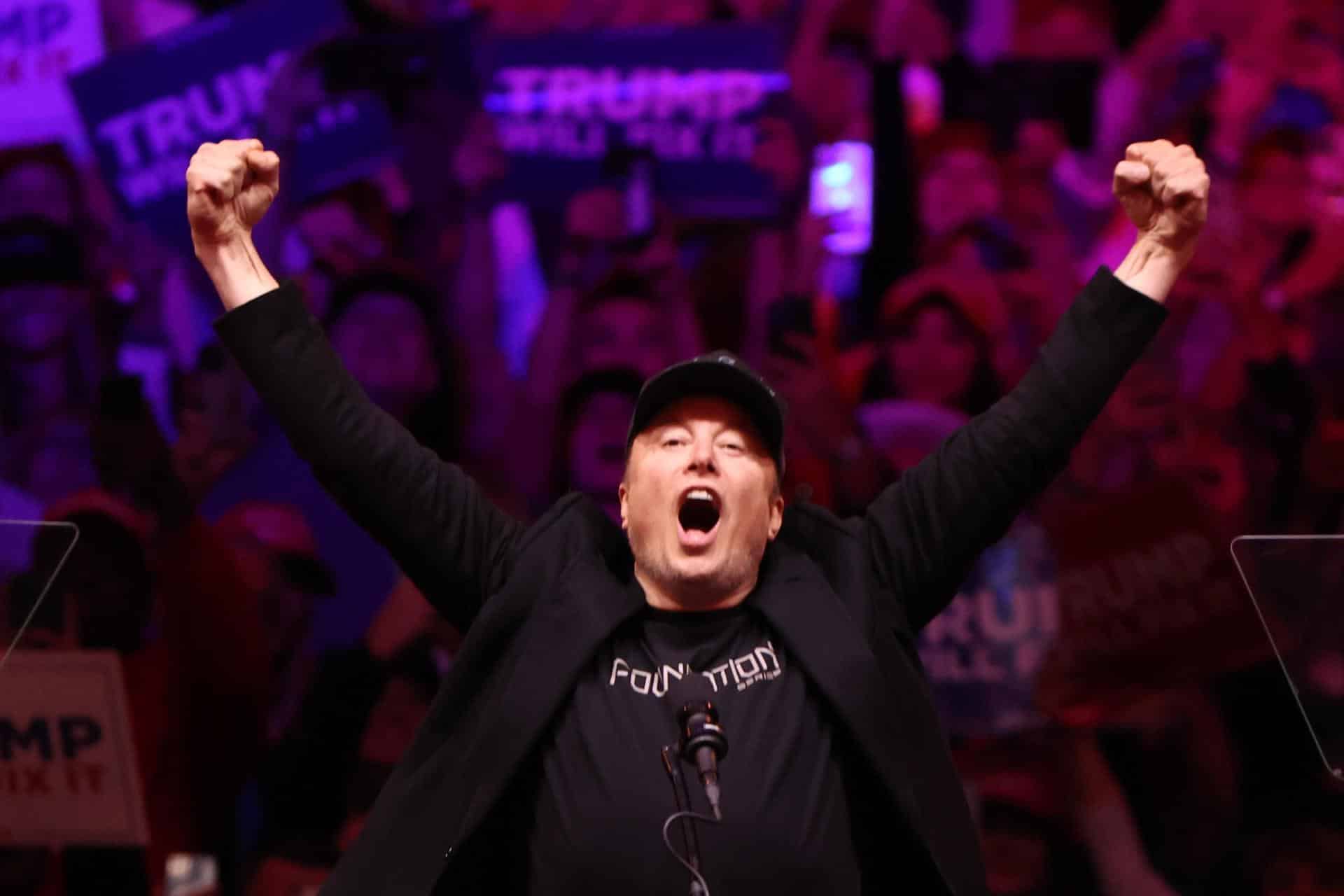 Fotografía de archivo en donde el empresario Elon Musk gesticula ante la audiencia durante un mitin celebrado en apoyo al candidato presidencial republicano, el expresidente Donald Trump, en el Madison Square Garden de Nueva York. EFE/SARAH YENESEL