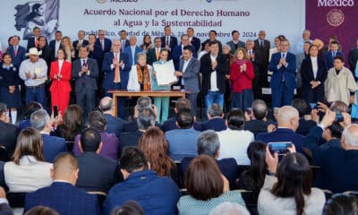 Fotografía cedida por la Presidencia de México de la mandataria, Claudia Sheinbaum (c), durante un acto protocolario en Ciudad de México (México). EFE/ Presidencia De México / SOLO USO EDITORIAL/ SOLO DISPONIBLE PARA ILUSTRAR LA NOTICIA QUE ACOMPAÑA (CRÉDITO OBLIGATORIO)