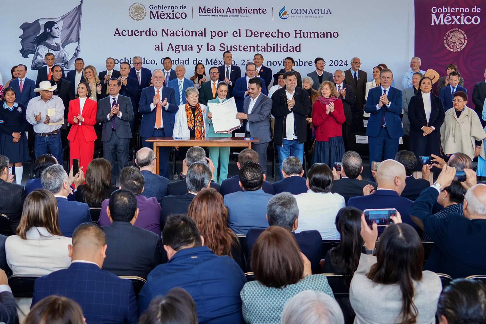 Fotografía cedida por la Presidencia de México de la mandataria, Claudia Sheinbaum (c), durante un acto protocolario en Ciudad de México (México). EFE/ Presidencia De México / SOLO USO EDITORIAL/ SOLO DISPONIBLE PARA ILUSTRAR LA NOTICIA QUE ACOMPAÑA (CRÉDITO OBLIGATORIO)