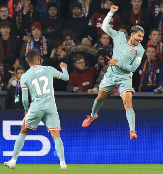 El jugador del Atletico Madrid Angel Correa (d) celebra el 5-0 durante el partido de la UEFA Champions League que ha  jugado Sprta de Praga y Atlético de Madrid en Praga, República Checa. EFE/EPA/MARTIN DIVISEK