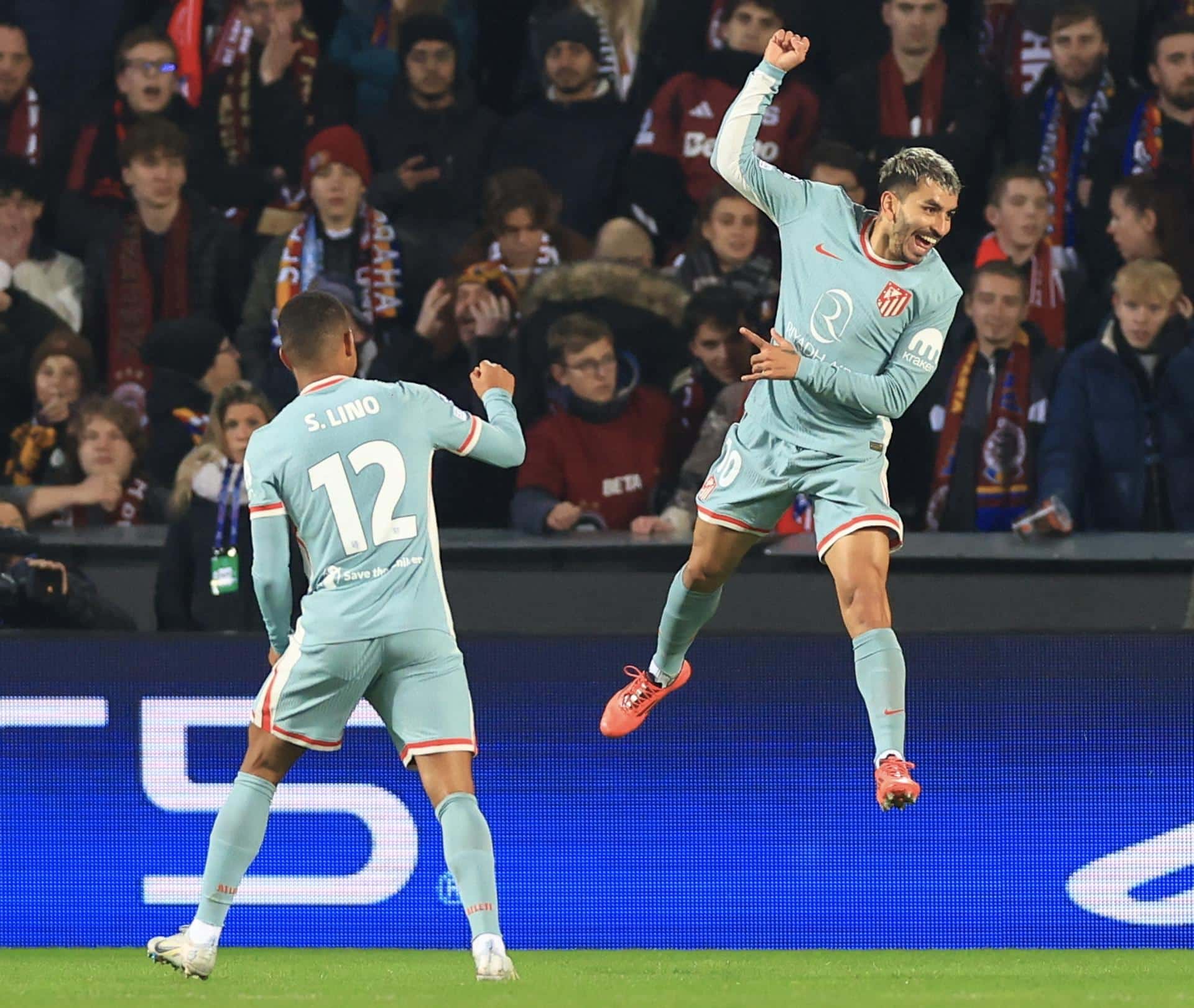 El jugador del Atletico Madrid Angel Correa (d) celebra el 5-0 durante el partido de la UEFA Champions League que ha  jugado Sprta de Praga y Atlético de Madrid en Praga, República Checa. EFE/EPA/MARTIN DIVISEK