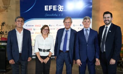 Desde la izquierda el fotógrafo Orlando Barría, la delegada Almudena Casado, el embajador de España en Santo Domingo, Antonio Pérez-Hernández y Torra, el director editorial de la Agencia EFE para América, Manuel Fuentes y El director de Negocios de EFE para México, Centroamérica y el Caribe, Juan Pablo Fernández, posan durante la inauguración de la exposición de los 85 años de la Agencia EFE, en el Museo de las Casas Reales, este jueves en Santo Domingo (República Dominicana). EFE/ Bayoán Freites