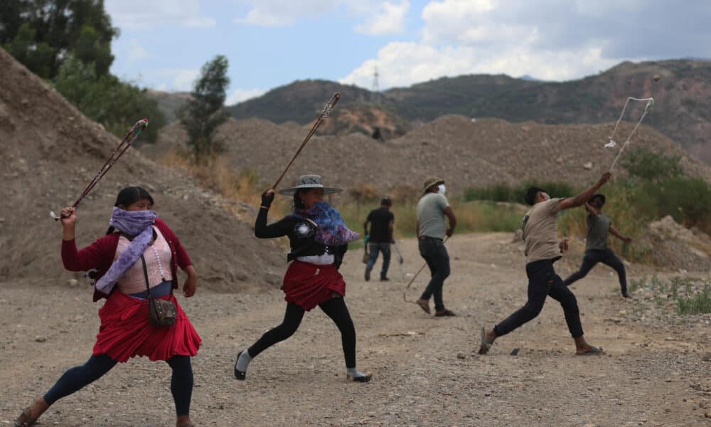 Varias personas lanzan piedras utilizando una onda o 'Waraka' durante un entrenamiento de 'evistas', como se les conoce a los seguidores del expresidente de Bolivia Evo Morales (2006-2019), el 31 de octubre de 2024, en Parotani (Bolivia). EFE/ Luis Gandarillas