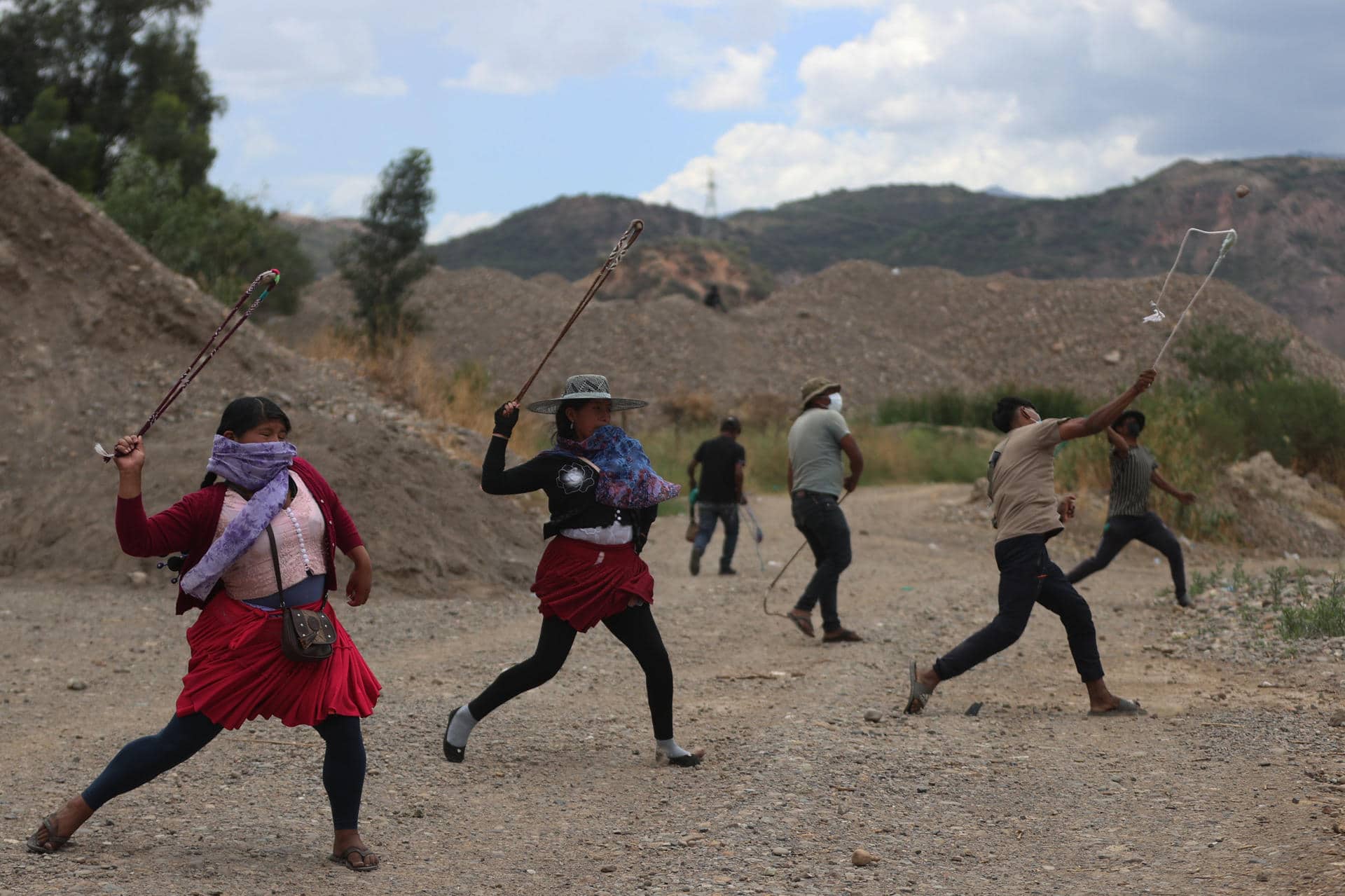 Varias personas lanzan piedras utilizando una onda o 'Waraka' durante un entrenamiento de 'evistas', como se les conoce a los seguidores del expresidente de Bolivia Evo Morales (2006-2019), el 31 de octubre de 2024, en Parotani (Bolivia). EFE/ Luis Gandarillas