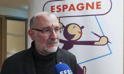 Alejandro Casasola, presidente de la Sectorial del Cómic, durante un momento de la entrevista con EFE, con motivo de la presentación en París de la nueva edición del Festival francés de Angulema, el mayor evento mundial en el universo del cómic, que este 2025 tendrá a Barcelona como ciudad invitada. EFE/ Edgar Sapiña Manchado