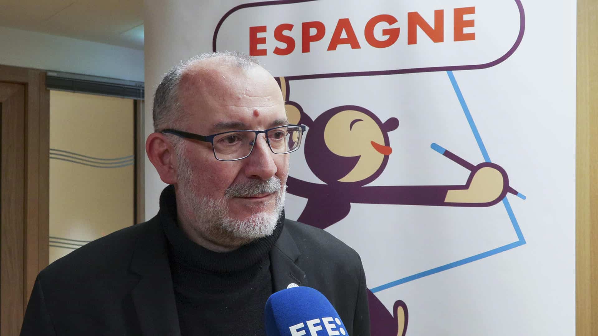 Alejandro Casasola, presidente de la Sectorial del Cómic, durante un momento de la entrevista con EFE, con motivo de la presentación en París de la nueva edición del Festival francés de Angulema, el mayor evento mundial en el universo del cómic, que este 2025 tendrá a Barcelona como ciudad invitada. EFE/ Edgar Sapiña Manchado