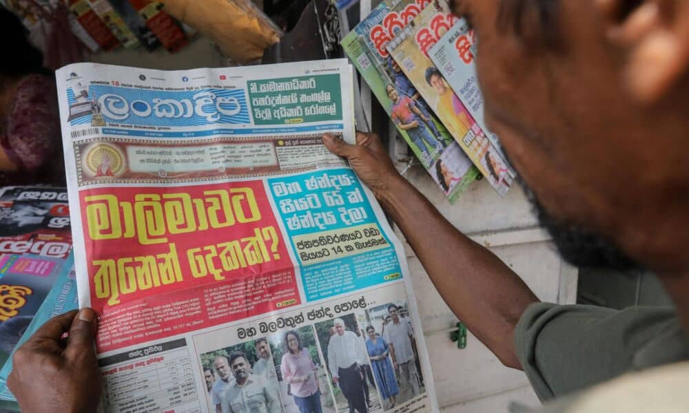 Un hombre lee este viernes los resultados de las elecciones parlamentarias celebradas ayer en Sri Lanka. EFE/EPA/CHAMILA KARUNARATHNE