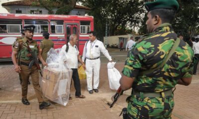 Funcionarios electorales de Sri Lanka y oficiales de policía transportan las urnas para entregarlas en un centro de conteo tras el cierre de la votación para las elecciones parlamentarias en Colombo, Sri Lanka, 14 de noviembre de 2024. EFE/CHAMILA KARUNARATHNE