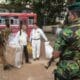 Funcionarios electorales de Sri Lanka y oficiales de policía transportan las urnas para entregarlas en un centro de conteo tras el cierre de la votación para las elecciones parlamentarias en Colombo, Sri Lanka, 14 de noviembre de 2024. EFE/CHAMILA KARUNARATHNE