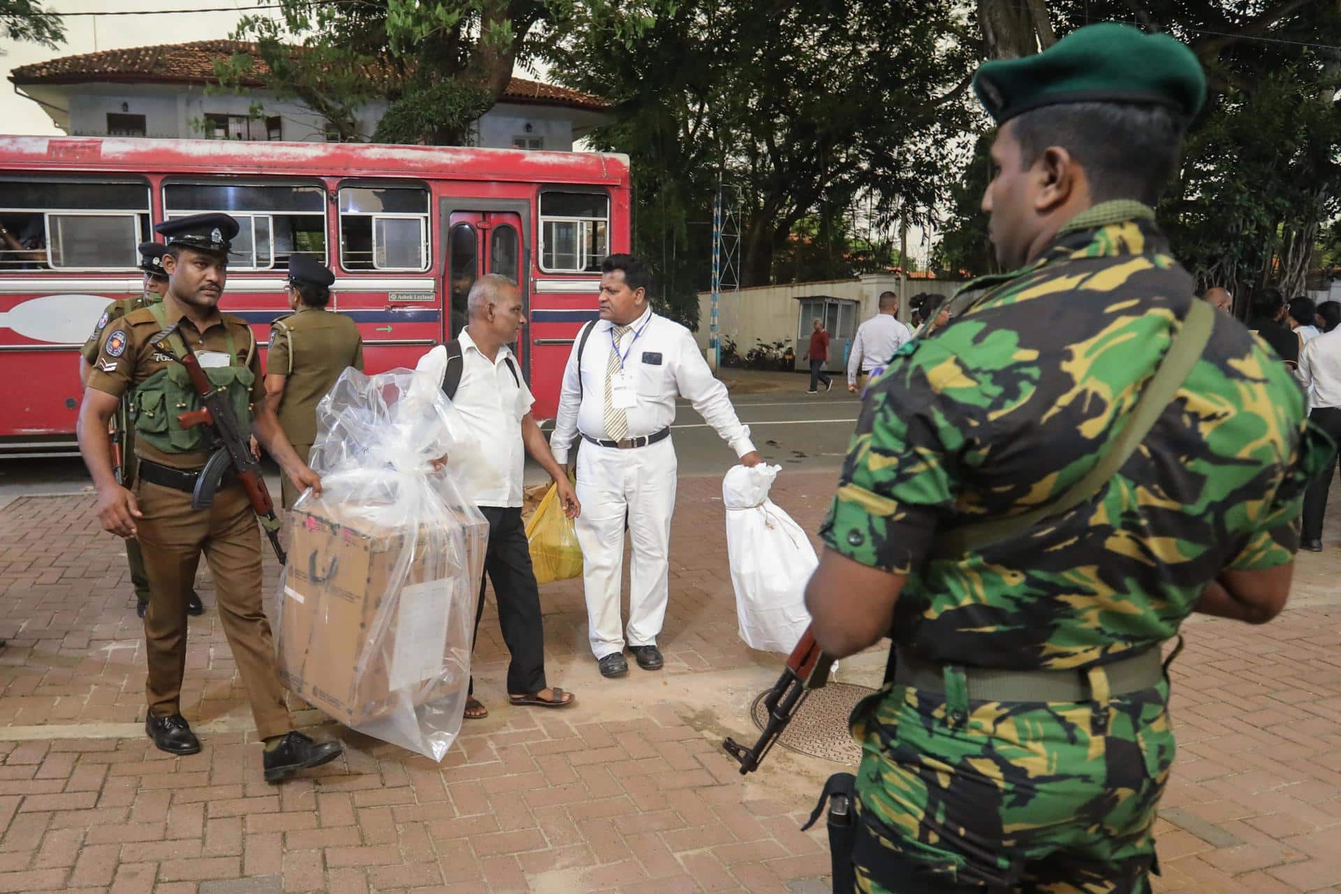 Funcionarios electorales de Sri Lanka y oficiales de policía transportan las urnas para entregarlas en un centro de conteo tras el cierre de la votación para las elecciones parlamentarias en Colombo, Sri Lanka, 14 de noviembre de 2024. EFE/CHAMILA KARUNARATHNE