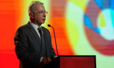 El expresidente de Colombia Álvaro Uribe en la conferencia 'Impacta País' este jueves, en Quito (Ecuador). EFE/ José Jácome