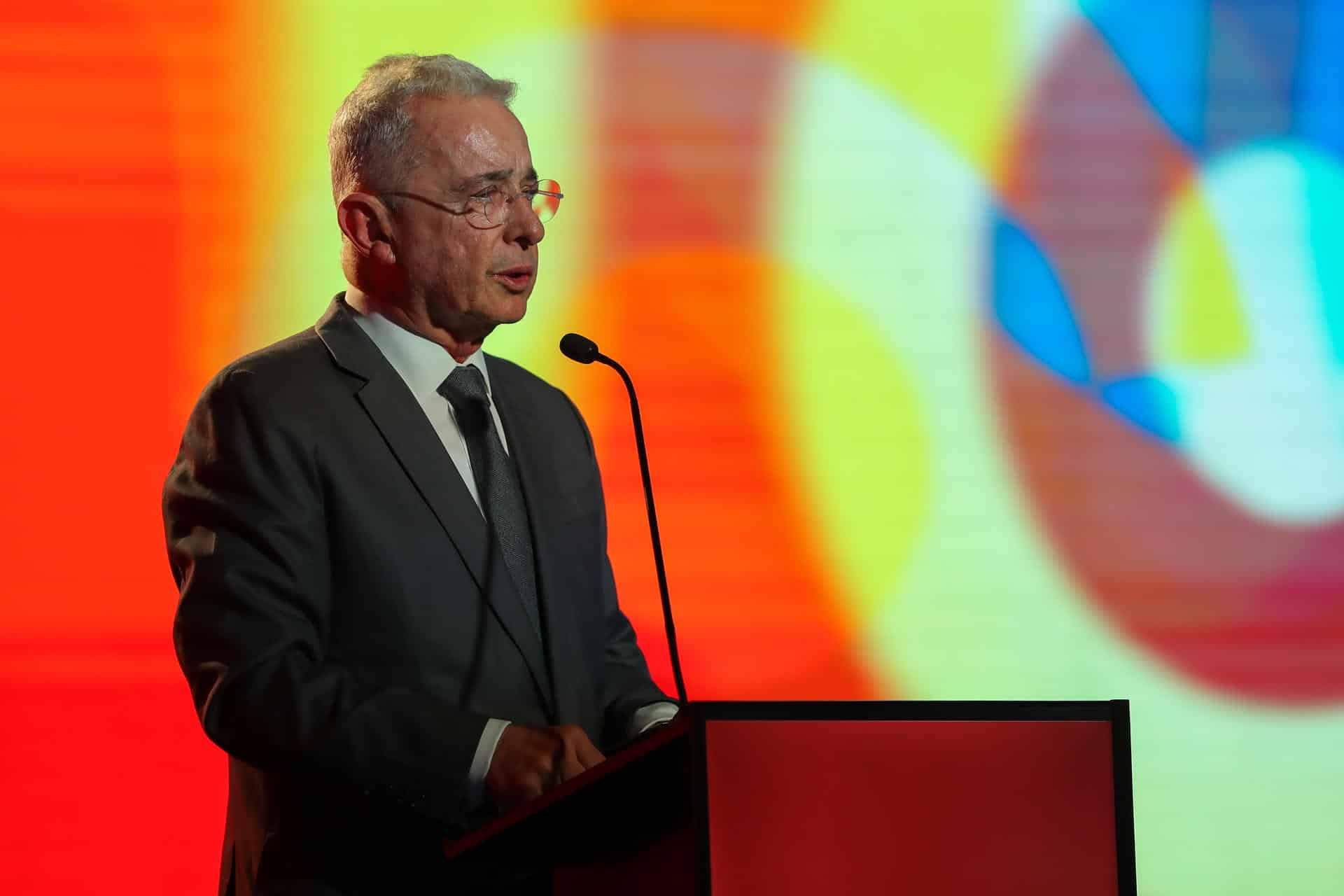 El expresidente de Colombia Álvaro Uribe en la conferencia 'Impacta País' este jueves, en Quito (Ecuador). EFE/ José Jácome