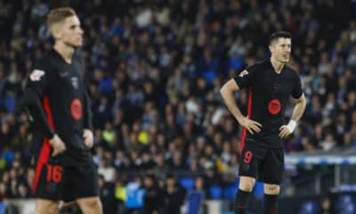 El delantero del Barcelona Robert Lewandowski (d), durante el partido de LaLiga que Real Sociedad y FC Barcelona disputaron en el Reale Arena, en San Sebastián. EFE/Javi Colmenero