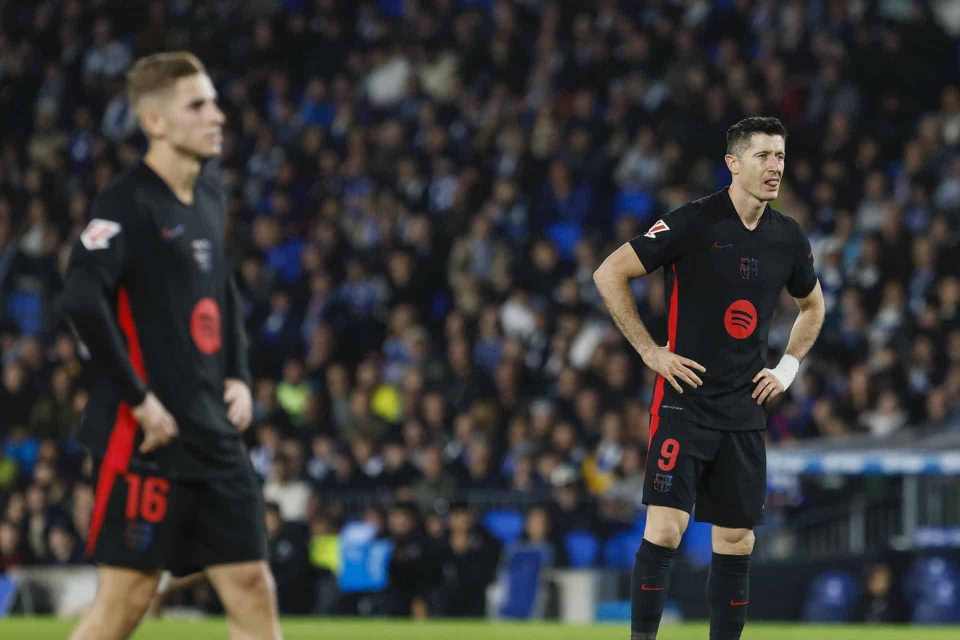 El delantero del Barcelona Robert Lewandowski (d), durante el partido de LaLiga que Real Sociedad y FC Barcelona disputaron en el Reale Arena, en San Sebastián. EFE/Javi Colmenero