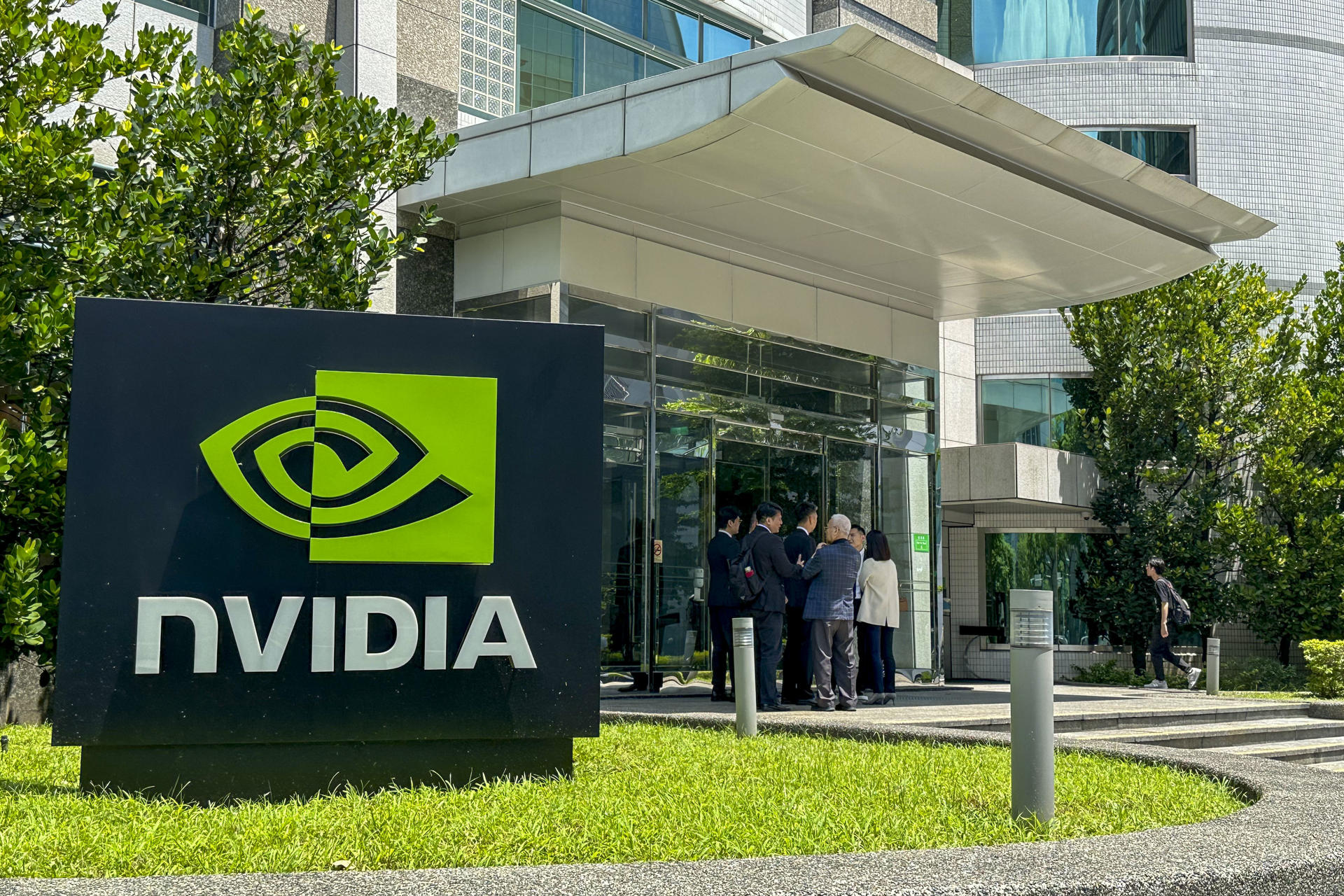 Fotografía de archivo del 28 de junio de 2024 del edificio de la compañía estadounidense Nvidia, en Taipéi (Taiwán). Si hay una empresa a la que la Inteligencia Artificial (IA) le ha venido de perlas es a la fabricante de semiconductores Nvidia, que esta semana se volvió a situar por delante de Apple como la compañía más valiosa del mundo. EFE/ Javier Castro Bugarín ARCHIVO