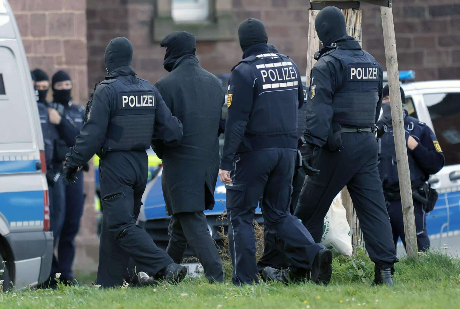 Agentes de la Policía Federal alemana llevan a un detenido, presunto miembro de una organización terrorista de extrema derecha, el 5 de noviembre 2024. EFE/EPA/RONALD WITTEK