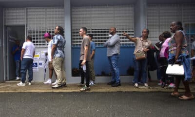 Personas hacen cola para depositar sus votos en un centro de votación en Carolina (Puerto Rico). EFE/Thais Llorca