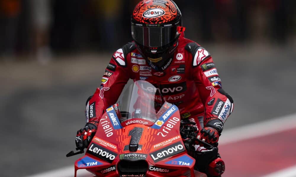 El piloto italiano de MotoGP, Francesco Bagnaia, del equipo Ducati Lenovo Tea, durante la primera sesión de entrenamientos libres para el Gran Premio de Barcelona Solidaridad de MotoGP disputada en el circuito Barcelona-Cataluña de Montmeló .EFE/ Siu Wu