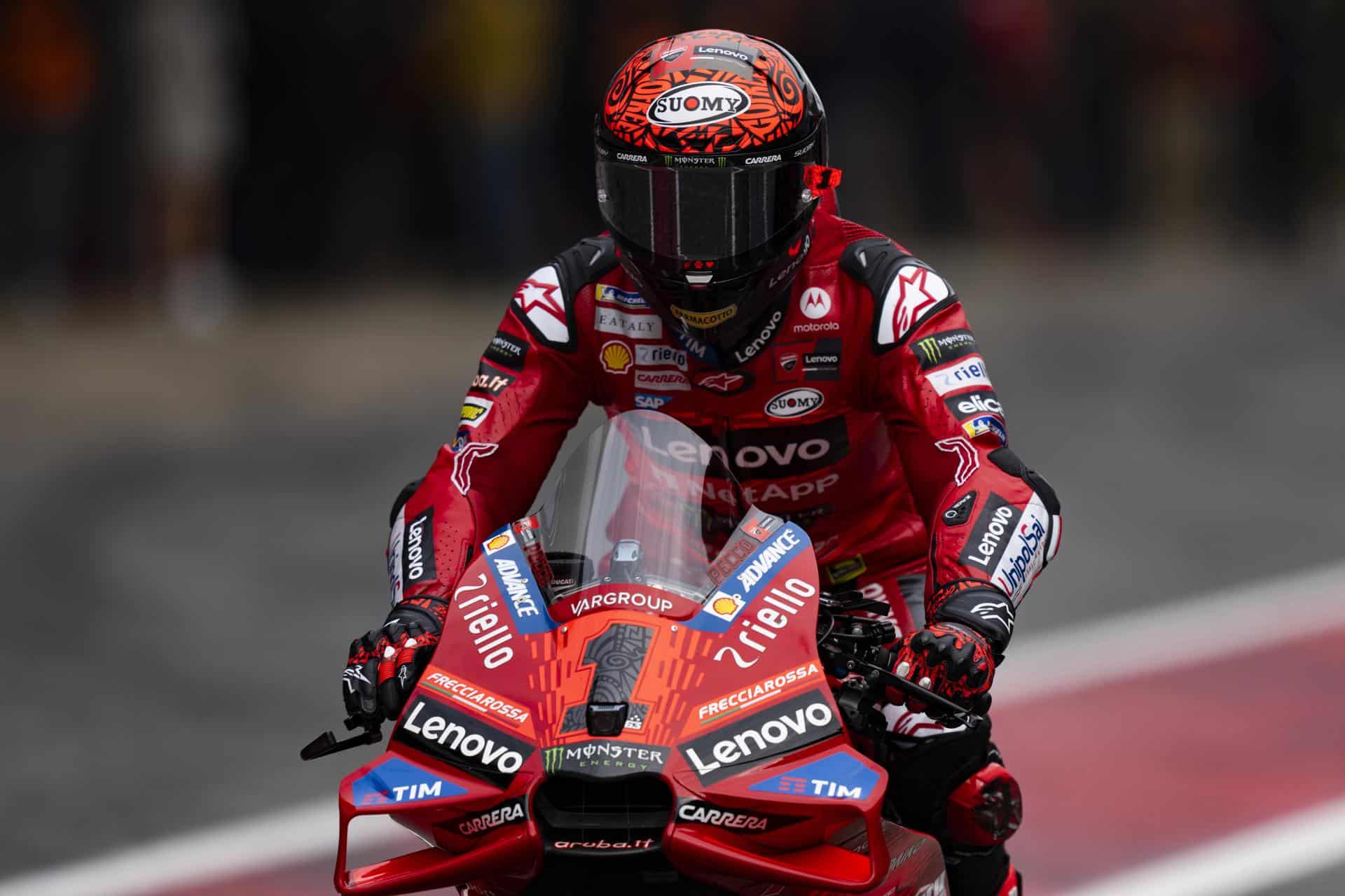 El piloto italiano de MotoGP, Francesco Bagnaia, del equipo Ducati Lenovo Tea, durante la primera sesión de entrenamientos libres para el Gran Premio de Barcelona Solidaridad de MotoGP disputada en el circuito Barcelona-Cataluña de Montmeló .EFE/ Siu Wu