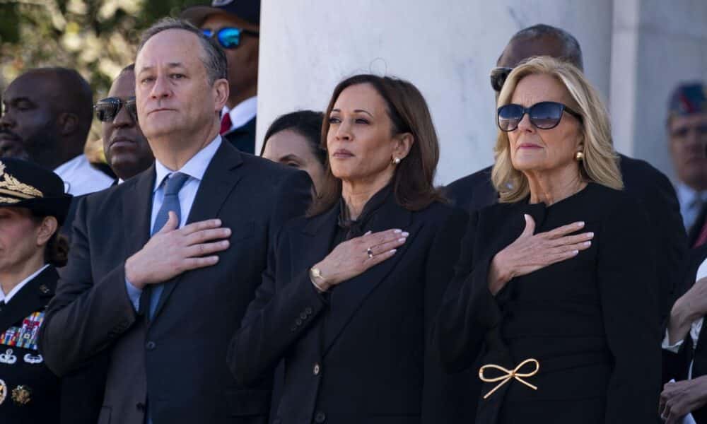 La vicepresidenta de EE.UU., Kamala Harris (centro), durante el Día de los Veteranos. La excandidata presidencial acudió a la Casa Blanca por primera vez tras perder las elecciones. EFE/EPA/Bonnie Cash/Pool