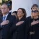 La vicepresidenta de EE.UU., Kamala Harris (centro), durante el Día de los Veteranos. La excandidata presidencial acudió a la Casa Blanca por primera vez tras perder las elecciones. EFE/EPA/Bonnie Cash/Pool