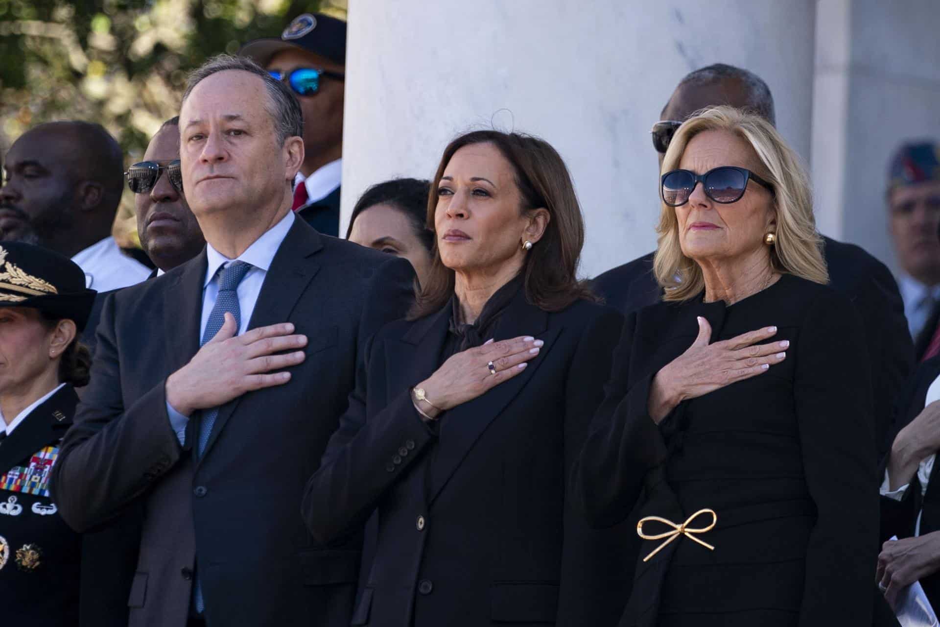 La vicepresidenta de EE.UU., Kamala Harris (centro), durante el Día de los Veteranos. La excandidata presidencial acudió a la Casa Blanca por primera vez tras perder las elecciones. EFE/EPA/Bonnie Cash/Pool