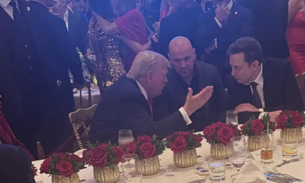 Fotografía tomada de la cuenta en X de Elon Musk donde se ve al candidato republicano, el expresidente Donald Trump (i), hablando con Musk (d). EFE/ Cuenta en X de Elon Musk