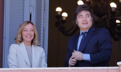 El presidente de Argentina, Javier Milei (d) y la primera ministra italiana, Giorgia Meloni, reaccionan durante su primera visita oficial este miércoles en la Casa Rosada en Buenos Aires (Argentina). EFE/Juan Ignacio Roncoroni