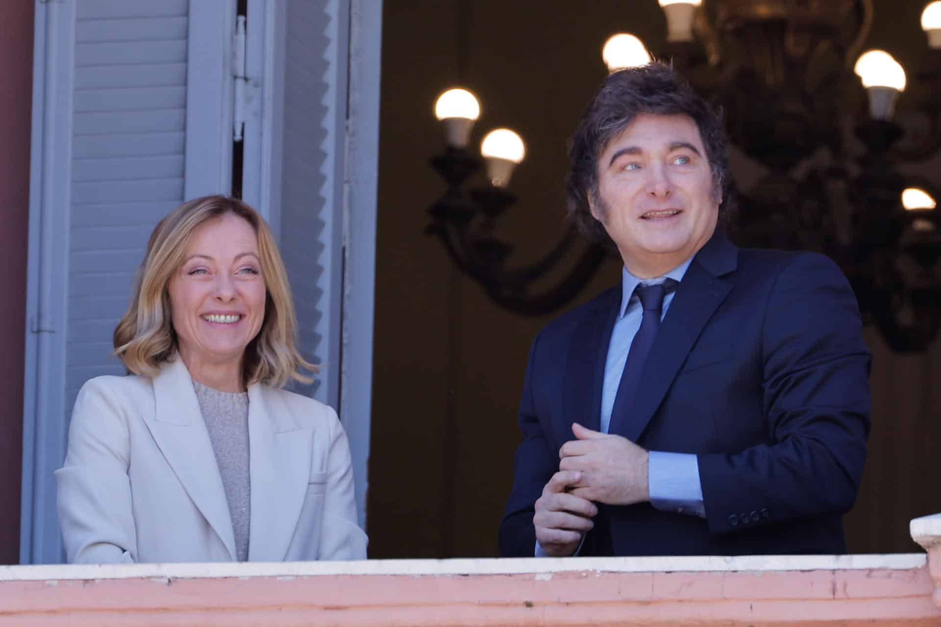 El presidente de Argentina, Javier Milei (d) y la primera ministra italiana, Giorgia Meloni, reaccionan durante su primera visita oficial este miércoles en la Casa Rosada en Buenos Aires (Argentina). EFE/Juan Ignacio Roncoroni