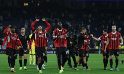 Los jugadores del Milan celebran su victoria a la finalización del encuentro correspondiente a la fase regular de la Liga de Campeones que han disputado hoy martes Real Madrid y Milan en el estadio Santiago Bernabéu, en Madrid. EFE / Kiko Huesca.