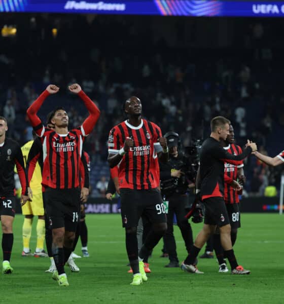 Los jugadores del Milan celebran su victoria a la finalización del encuentro correspondiente a la fase regular de la Liga de Campeones que han disputado hoy martes Real Madrid y Milan en el estadio Santiago Bernabéu, en Madrid. EFE / Kiko Huesca.