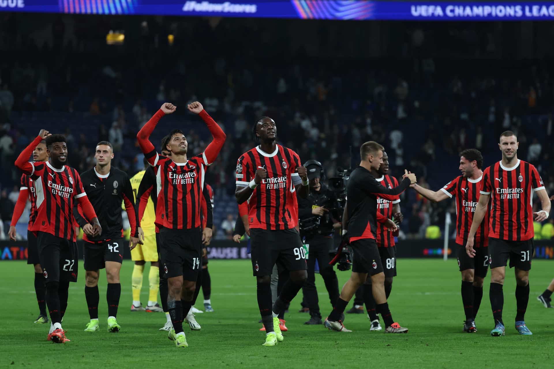 Los jugadores del Milan celebran su victoria a la finalización del encuentro correspondiente a la fase regular de la Liga de Campeones que han disputado hoy martes Real Madrid y Milan en el estadio Santiago Bernabéu, en Madrid. EFE / Kiko Huesca.