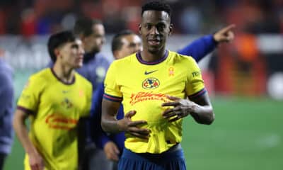 Cristian Borja celebra este jueves el triunfo de América sobre Tijuana en una tanda de penaltis que le ha clasificado a la liguilla final del torneo Apertura mexicano. EFE/ Alejandro Zepeda