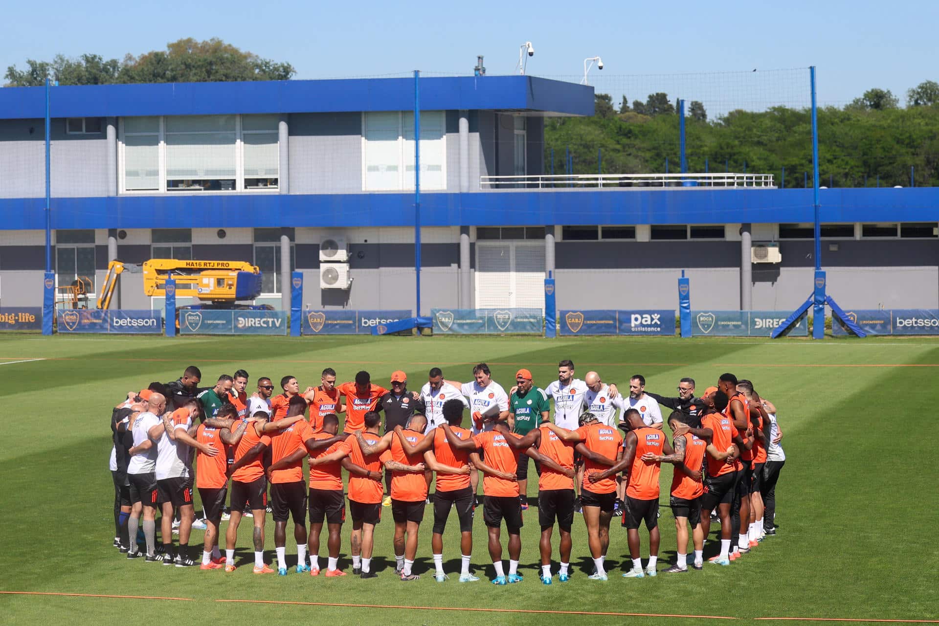 Fotografía de archivo de un reciente entrenamiento de la selección de Colombia, que este martes recibirá en Barranquilla a la de Ecuador en cumplimiento de la duodécima jornada de las eliminatorias del Mundial de 2026. EFE/Juan Ignacio Roncoroni