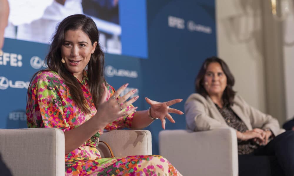 La extenista Garbiñe Muguruza (i), y Conchita Martínez (d), directora de las finales de la Billie Jean King Cup, participan en el Foro EFE Sport Business 'Málaga y el turismo deportivo. El modelo de la Billie Jean King Cup', organizado por la Agencia EFE, impulsado por Lexus y celebrado en el Gran Hotel Miramar de la capital malagueña . EFE/ Carlos Diaz