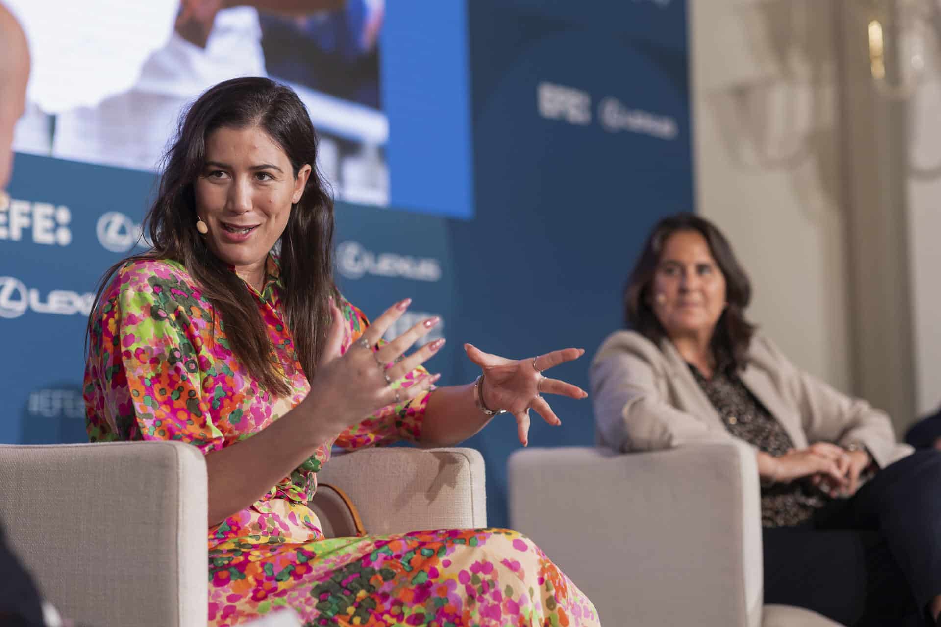 La extenista Garbiñe Muguruza (i), y Conchita Martínez (d), directora de las finales de la Billie Jean King Cup, participan en el Foro EFE Sport Business 'Málaga y el turismo deportivo. El modelo de la Billie Jean King Cup', organizado por la Agencia EFE, impulsado por Lexus y celebrado en el Gran Hotel Miramar de la capital malagueña . EFE/ Carlos Diaz