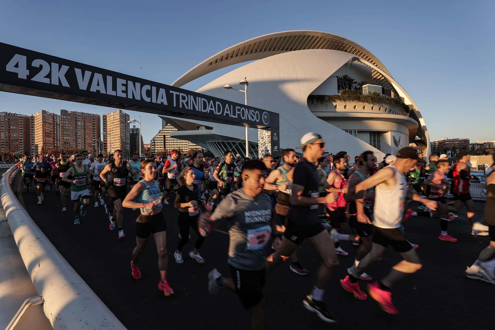 33.000 corredores tomaron la salida del 43 Maratón Valencia Trinidad Alfonso, el pasado año 2023. EFE/Manuel Bruque