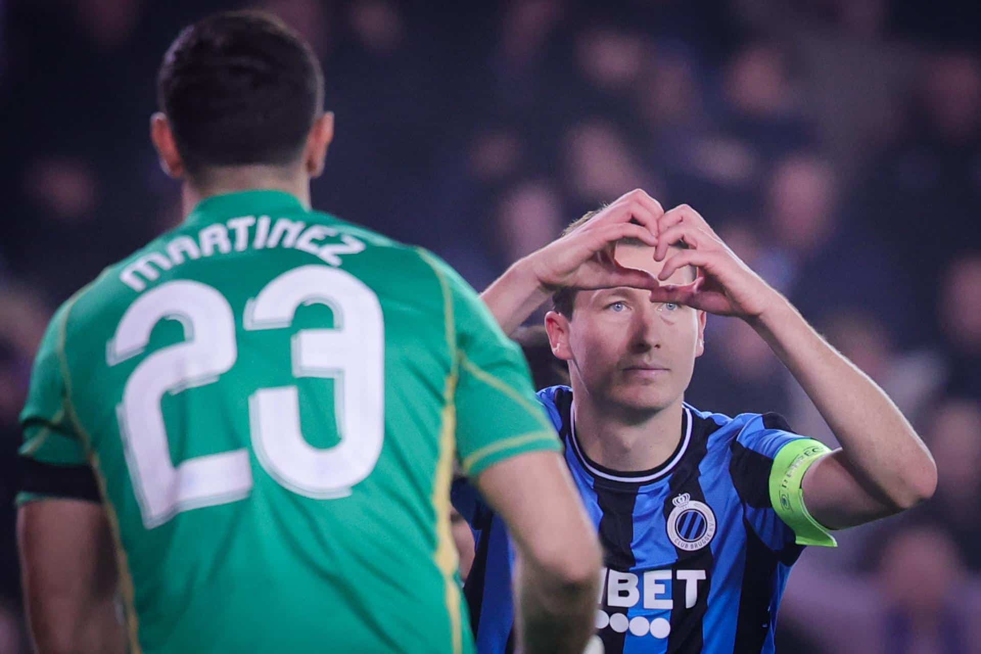 Hans Vanaken celebra el 1-0 ante Dibu Martínez. EFE/EPA/OLIVIER MATTHYS