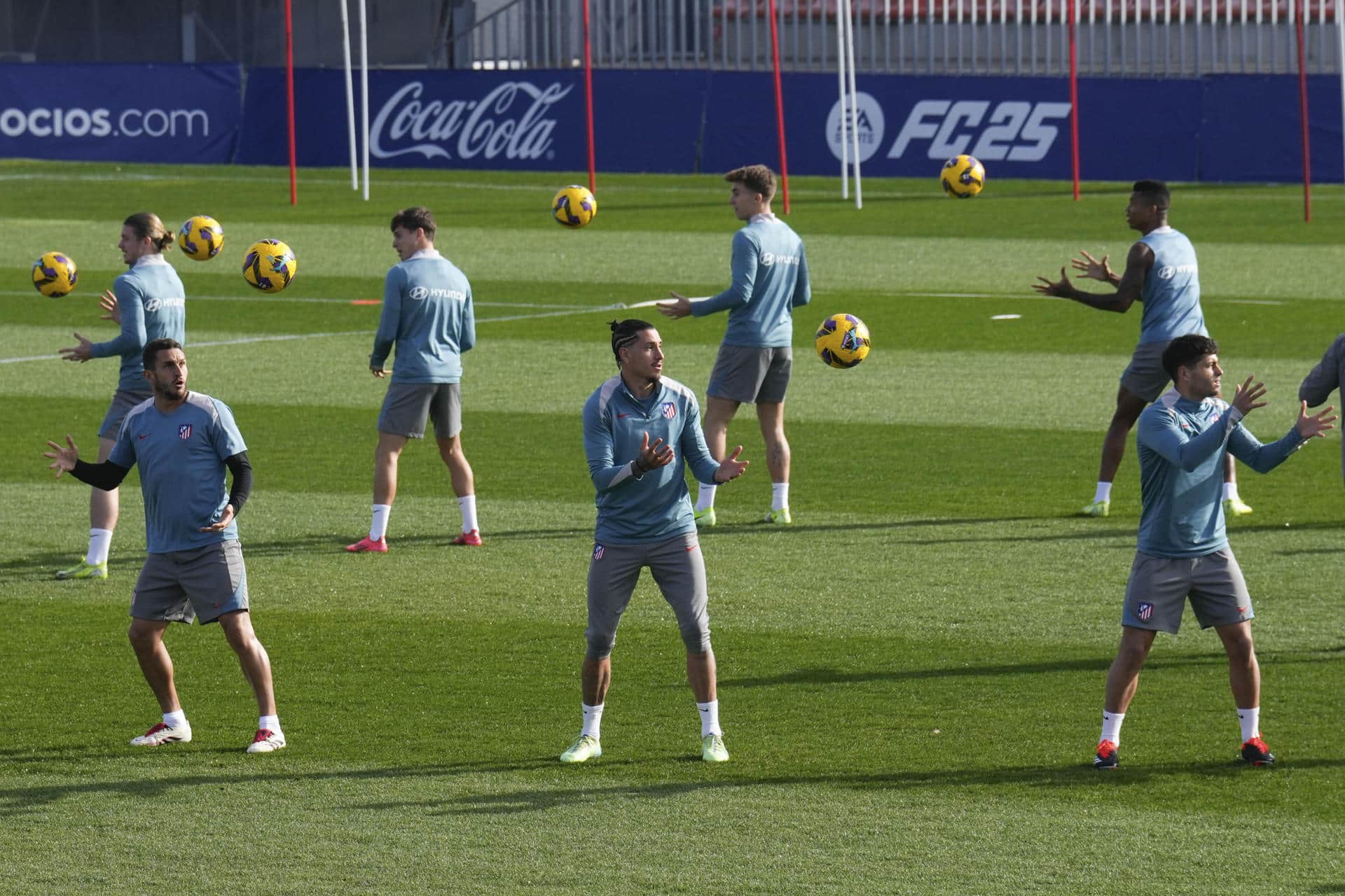 Los jugadores del Atlético de Madrid, durante el entrenamiento. EFE/ Borja Sanchez-Trillo