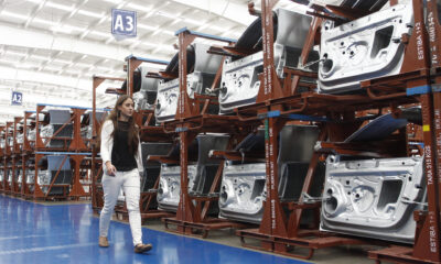 Fotografía de archivo de una persona caminando en una planta armadora de autos en el estado de Puebla (México). A raíz del Tratado entre México, Estados Unidos y Canadá (T-MEC), la industria automotriz ha experimentado un crecimiento en la región norte del continente. EFE/Francisco Guasco/ARCHIVO