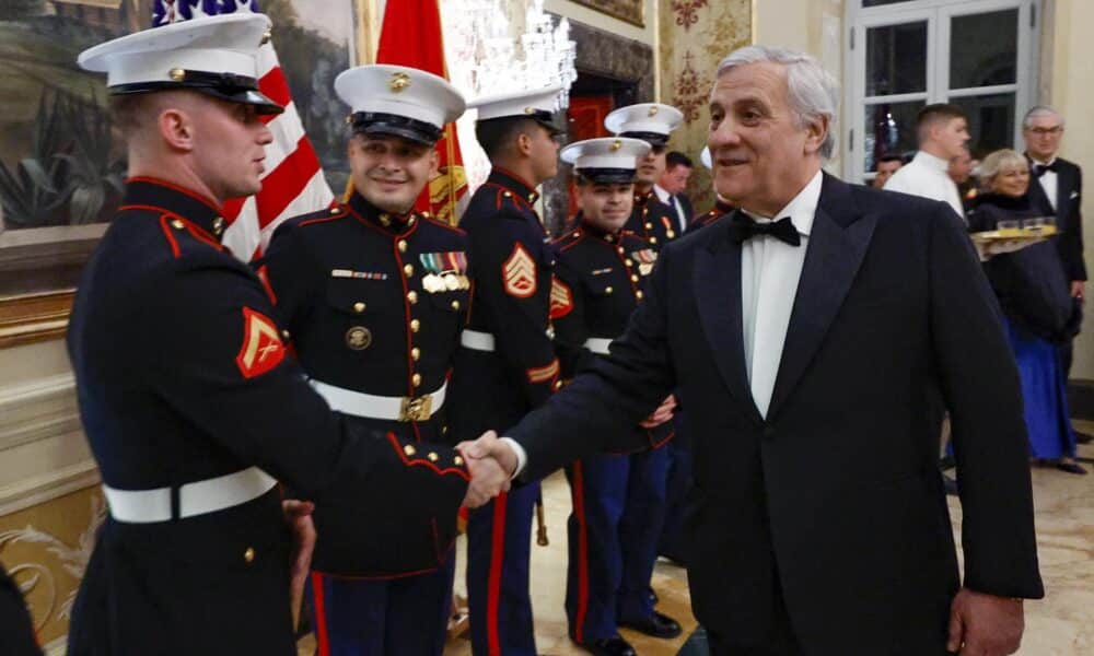 El Ministro de Relaciones Exteriores y Viceprimer Ministro de Italia, Antonio Tajani (D), asiste a una cena de gala para celebrar el 249º aniversario del Cuerpo de Marines, Roma, Italia, 10 de noviembre de 2024. (Italy, Rome) EFE/EPA/FABIO FRUSTACI