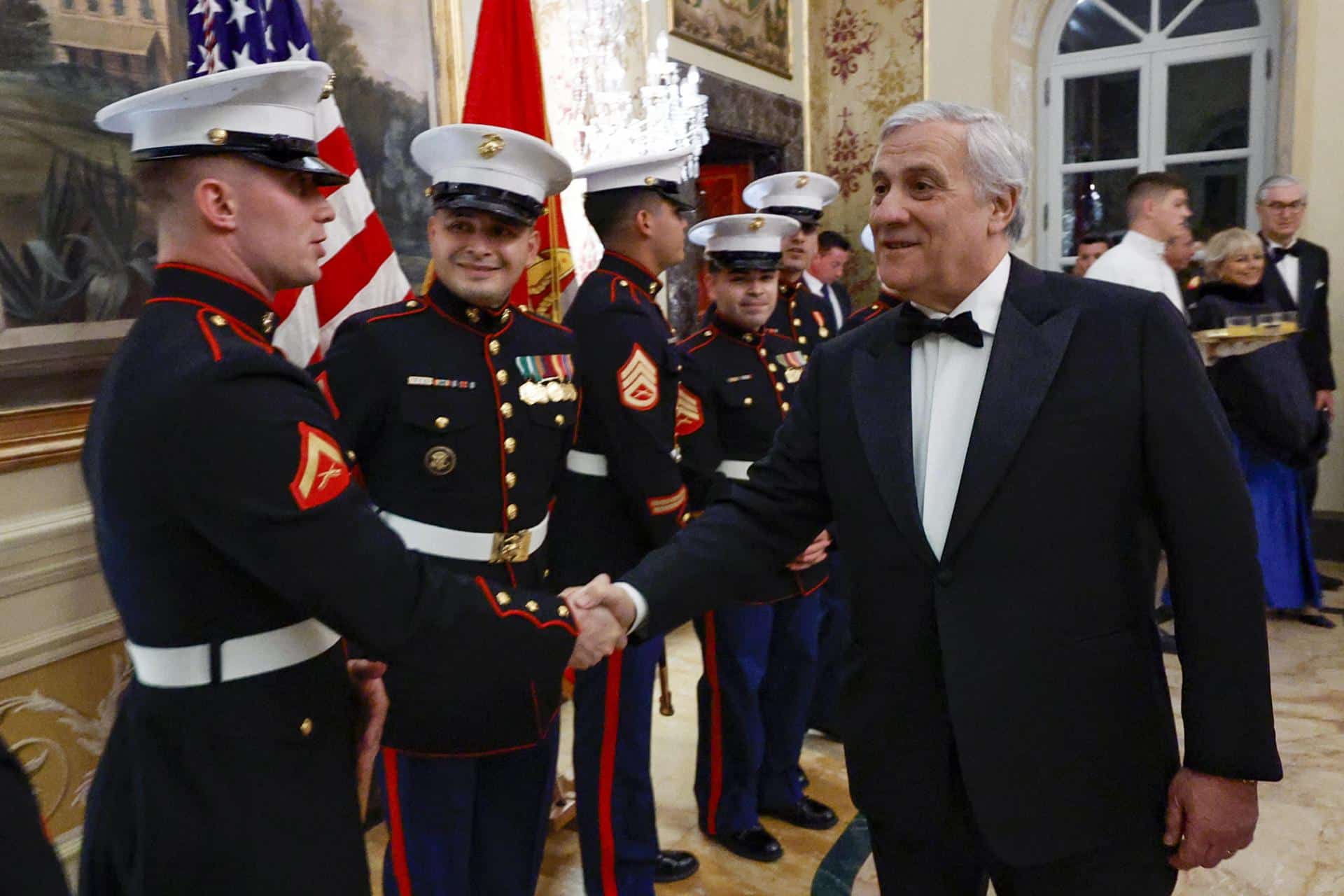 El Ministro de Relaciones Exteriores y Viceprimer Ministro de Italia, Antonio Tajani (D), asiste a una cena de gala para celebrar el 249º aniversario del Cuerpo de Marines, Roma, Italia, 10 de noviembre de 2024. (Italy, Rome) EFE/EPA/FABIO FRUSTACI