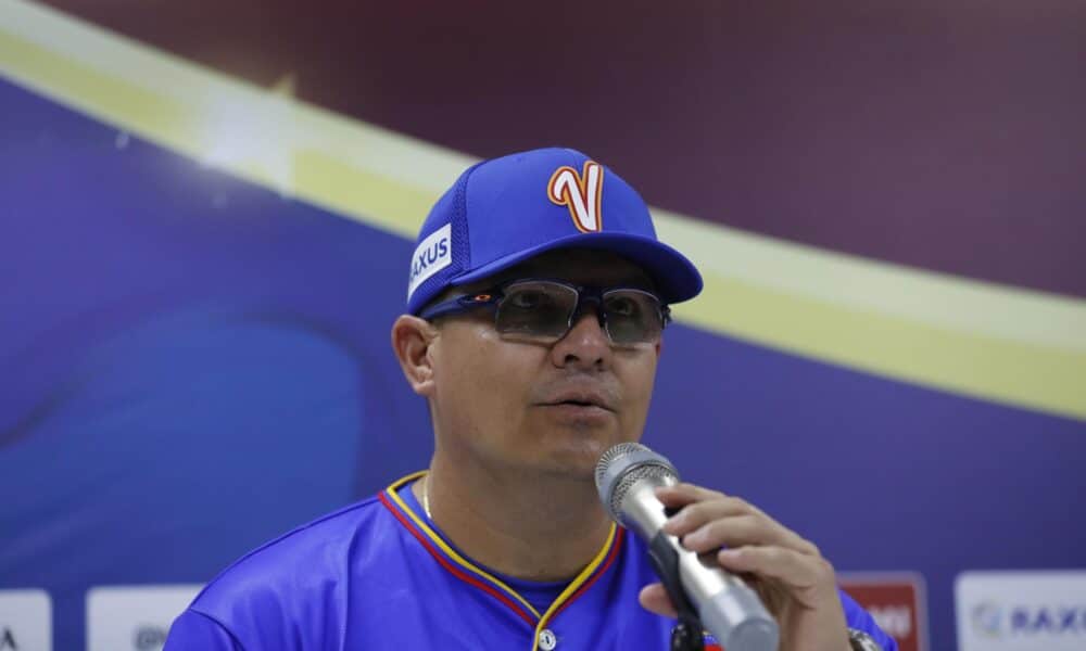 El seleccionador de Venezuela Omar López habla durante una rueda de prensa este viernes, en el estadio Panamericano de Béisbol en Guadalajara, Jalisco (México). EFE/ Francisco Guasco