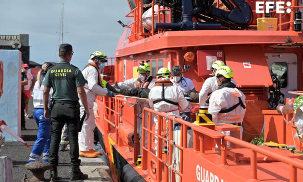 El PINAR (EL HIERRO), 03/11/2024.- La Guardamar Talia, traslada al muelle de La Restinga, en el municipio de El Pinar, a 9 personas, todos varones subsaharianos, rescatados de un cayuco a 202 millas al sur de El Hierro, avistado en el día de ayer, por el buque Patria, que ya había rescatado a uno de los tripulantes del cayuco tras tirarse al mar. EFE/ Gelmert Finol